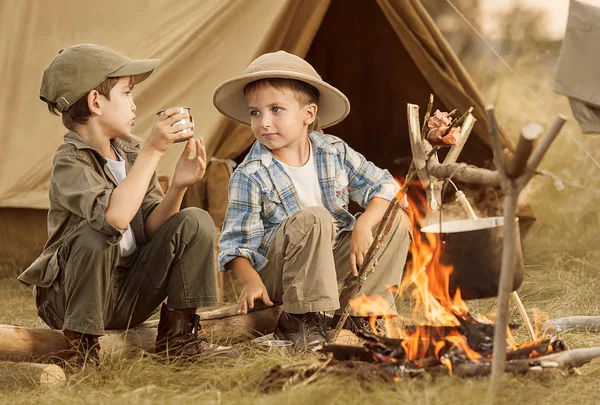 Two of children sitting around the campfire travelers — Stock Photo, Image