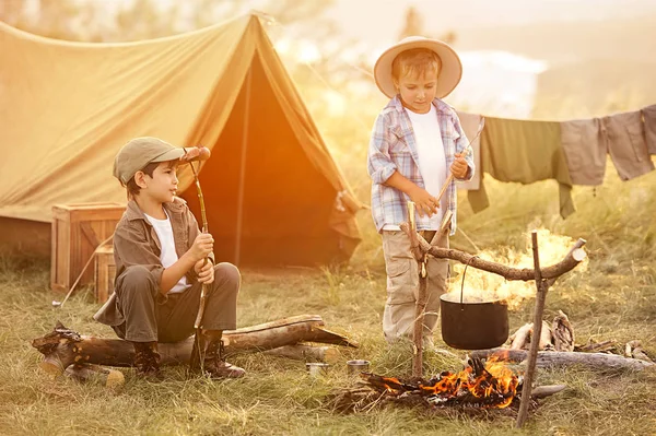 Two of children sitting around the campfire travelers — Stock Photo, Image