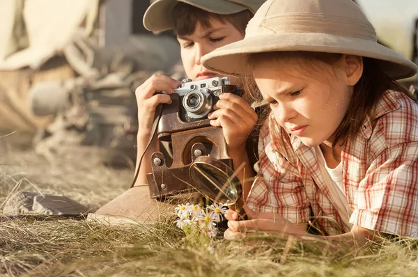 Due bambini esplorano insetti e piante sulla terra — Foto Stock