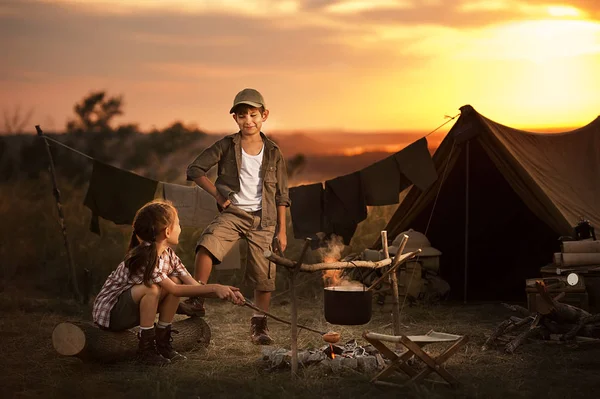 Two of children sitting around the campfire travelers — Stock Photo, Image