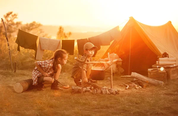 Two of children sitting around the campfire travelers — Stock Photo, Image