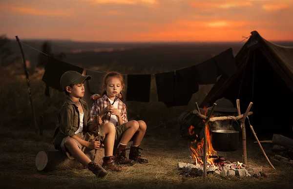 Two of children sitting around the campfire travelers — Stock Photo, Image