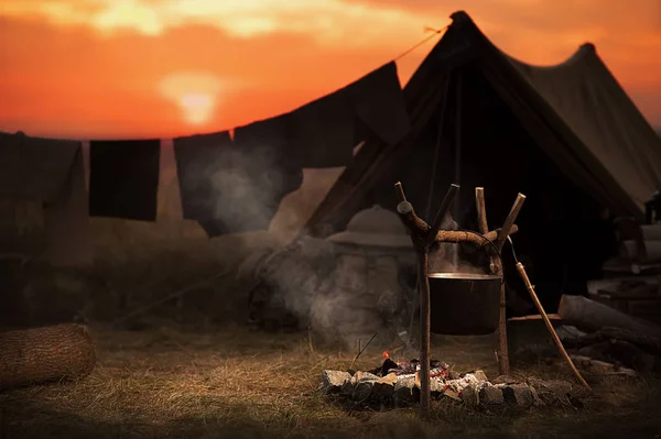 Turyści obozu na letni wieczór o zachodzie słońca — Zdjęcie stockowe
