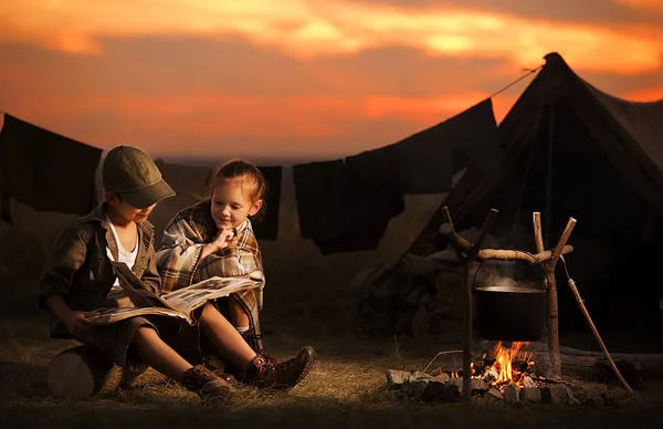 Two of children sitting around the campfire travelers — Stock Photo, Image