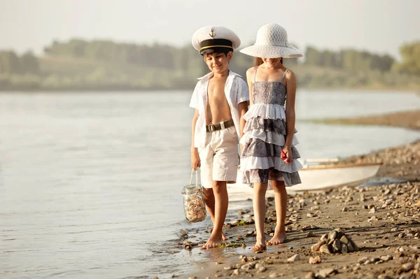 Junge mit Mädchen am Ufer des Sees — Stockfoto