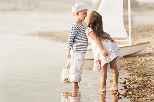 Niño con chica caminando por la orilla del lago —  Fotos de Stock