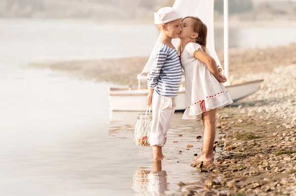 Niño con chica caminando por la orilla del lago —  Fotos de Stock