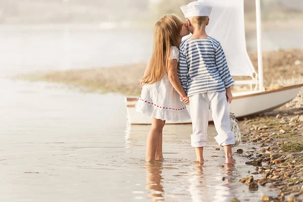 Niño con chica caminando por la orilla del lago —  Fotos de Stock