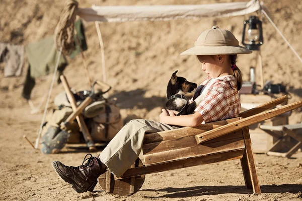 Fille jouer avec un chiot archéologue à la fouille — Photo