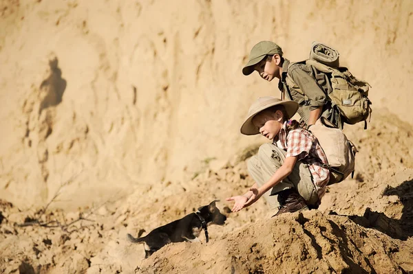 Kinder sind Archäologen zum Ausgraben — Stockfoto