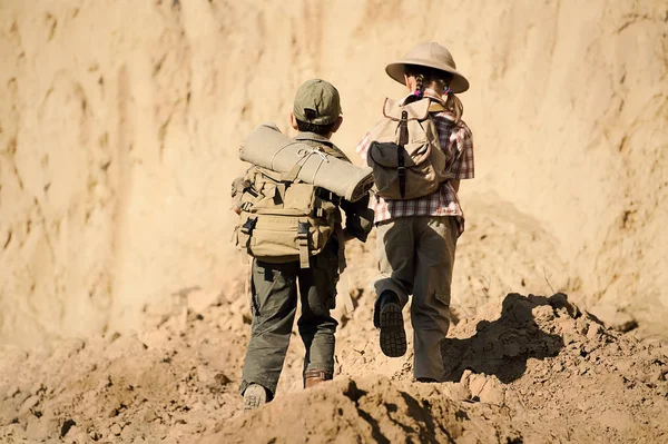 Kinder sind Archäologen zum Ausgraben — Stockfoto