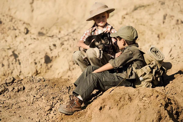 As crianças são arqueólogos para escavar — Fotografia de Stock