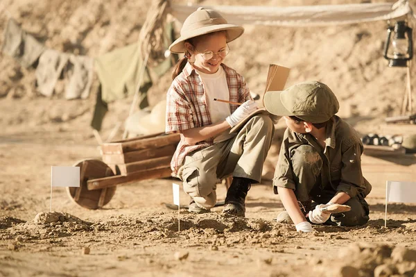 Los niños realizan excavaciones arqueológicas — Foto de Stock