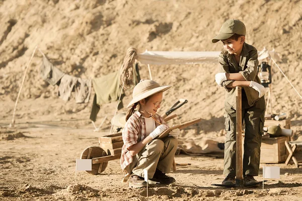 Kinderen voeren archeologische opgravingen uit — Stockfoto