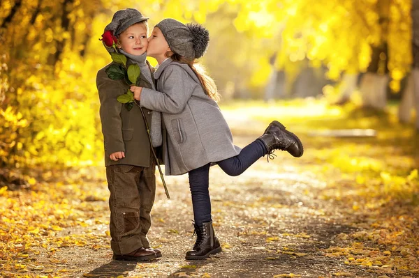 秋のロマンチックな女の子と少年 — ストック写真