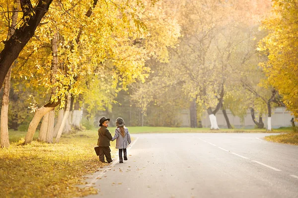 İki küçük çocuğun sonbahar romantik yolculuğu — Stok fotoğraf