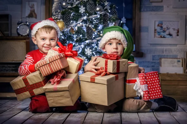 Dzieci we wnętrzu Boże Narodzenie — Zdjęcie stockowe