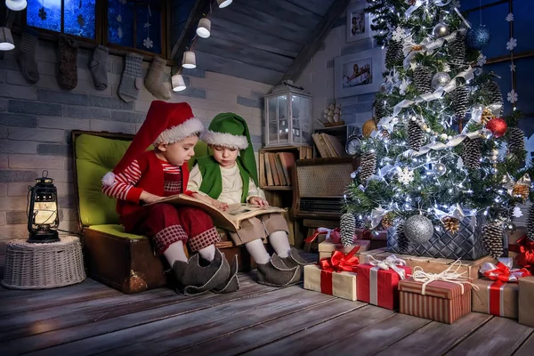 Kinderen in de kerst-interieur — Stockfoto