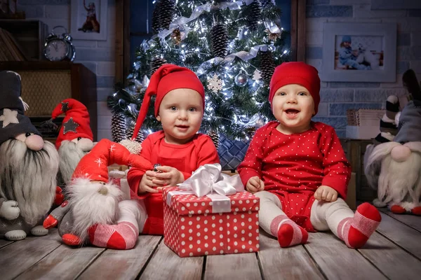 Kinder im weihnachtlichen Innenraum — Stockfoto