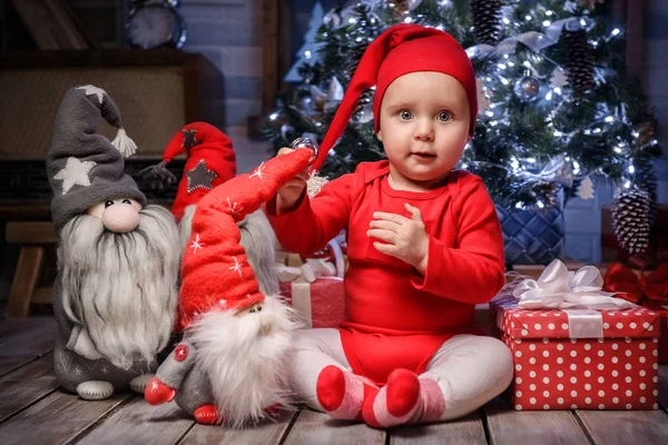 Enfants à l'intérieur de Noël — Photo