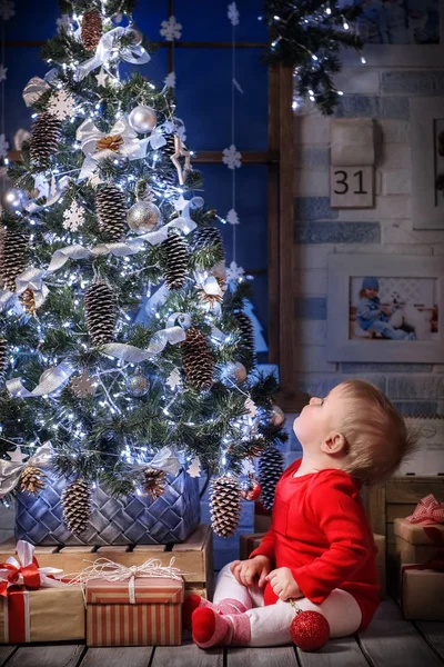 Kinderen in de kerst-interieur — Stockfoto