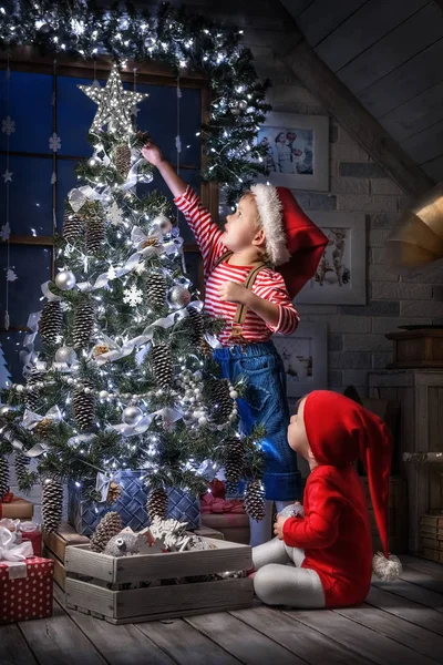 Crianças no interior do Natal — Fotografia de Stock