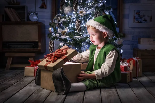 Kinderen in de kerst-interieur — Stockfoto