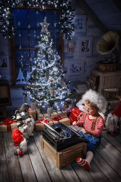 Niños en el interior de Navidad — Foto de Stock