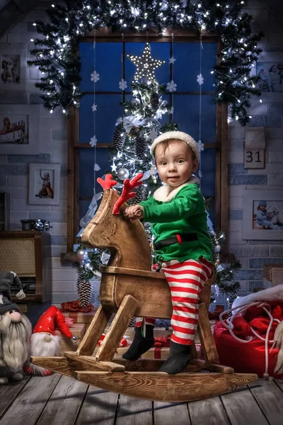 Kinderen in de kerst-interieur — Stockfoto