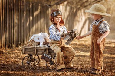 Yaz günü avluda yerde oynayan çocuklar