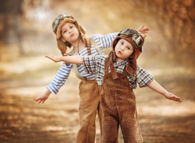 Çocuklar evin etrafında pilotların bahçesinde oynamak