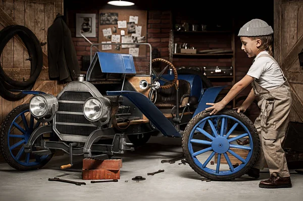 Automechaniker wechselt ein Rad im Auto — Stockfoto