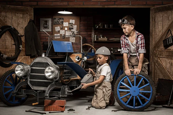 Jungenmechaniker reparierten das Autorad — Stockfoto