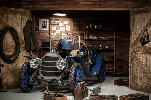 Retro bil i garaget för reparationer — Stockfoto