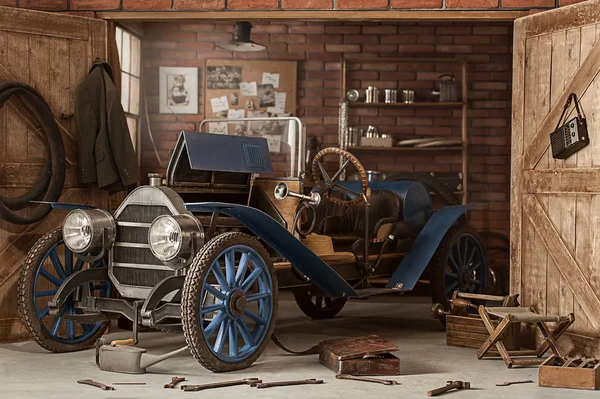 Retro bil i garaget för reparationer — Stockfoto
