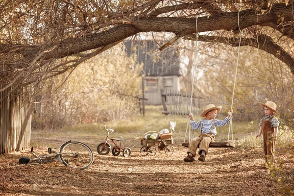Niños balanceándose en el columpio en el patio —  Fotos de Stock