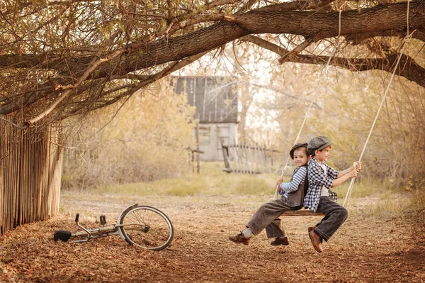 Barn svänger på gungan på gården — Stockfoto