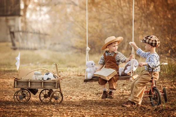 Barn läser boken på swing — Stockfoto