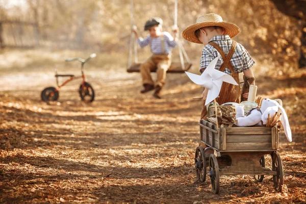 Niños jugando en la calle y montar en bicicleta día de verano — Foto de Stock