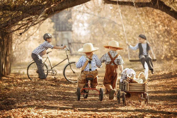 通りで遊んで自転車の夏の日に乗る男の子 — ストック写真