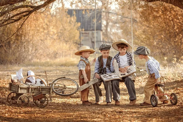 Barnen leker under träden i trädgården på en sommardag — Stockfoto