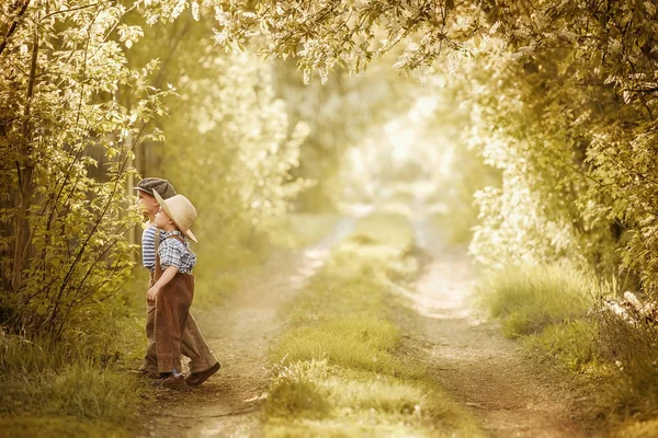 Kinder schnuppern blühende Bäume im Garten — Stockfoto