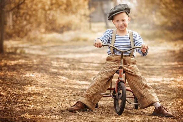 Portret van een jonge jongen op een fiets — Stockfoto