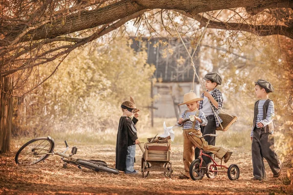 Menino vestido de super-herói mostra sua força os meninos mais velhos — Fotografia de Stock