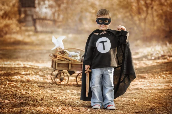 Kleiner Junge spielt Superhelden — Stockfoto