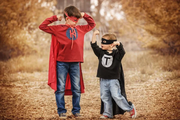 Δύο αγόρια παίζουν έναν σούπερ ήρωα στην παιδική χαρά — Φωτογραφία Αρχείου
