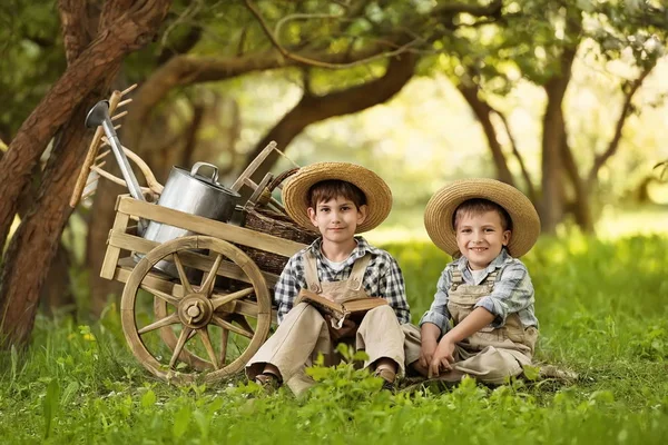 Junggärtner entspannen sich nach Feierabend im Garten mit dem Inventar — Stockfoto