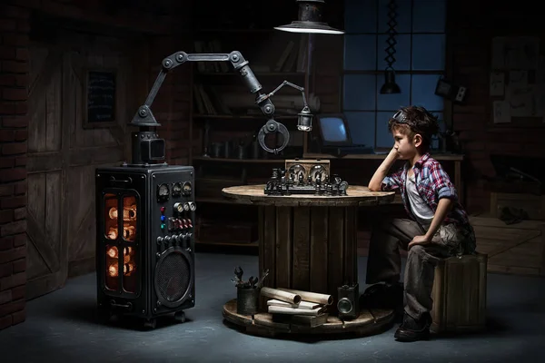 男孩与机器人助手下棋 — 图库照片