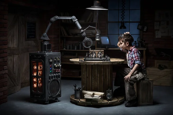 Αγόρι με ένα ρομπότ βοηθό που παίζει σκάκι — Φωτογραφία Αρχείου