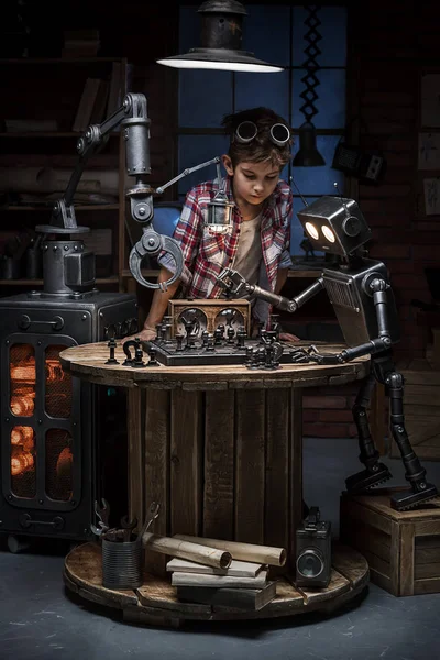 Garçon ressemble à deux robots jouent un jeu d'échecs — Photo